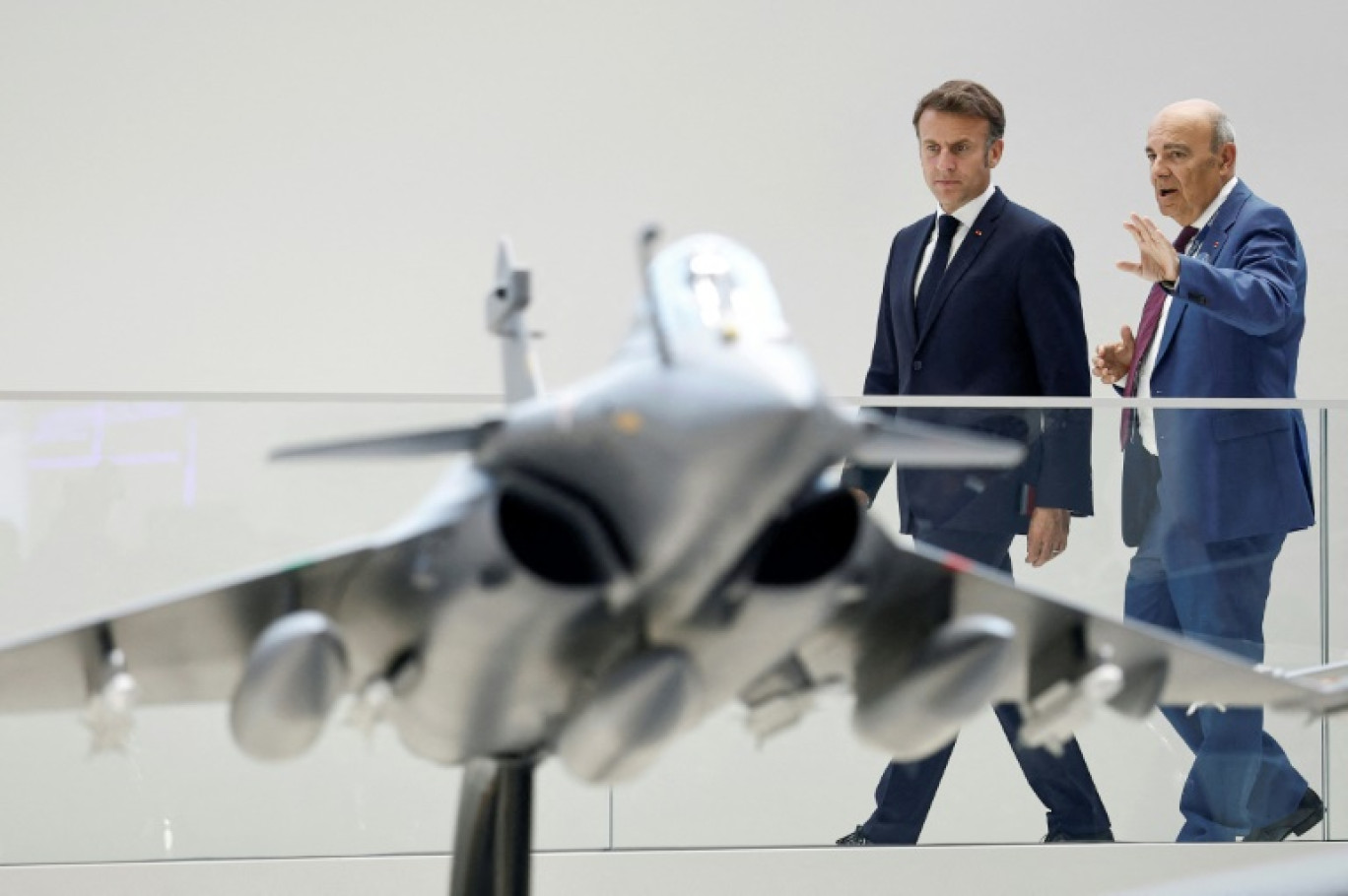 Le PDG de Dassault Aviation Eric Trappier présente au président Emmanuel Macron un modèle de Rafale au salon du Bourget près de Paris, le 20 juin 2025 © Benoit Tessier