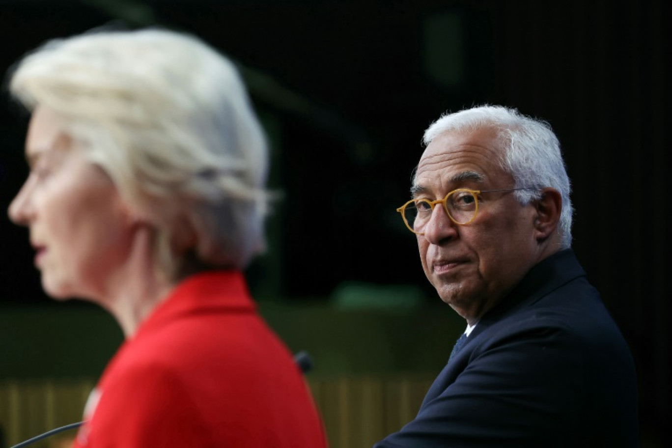 Le président chinois Xi Jinping (4e g) écoute le président du Conseil européen Antonio Costa (2e d), en présence de la présidente de la Commission européenne Ursula von der Leyen (3e d) et de la cheffe de la diplomatie européenne Kaja Kallas (d) lors de l'ouverture du 25e sommet Union européenne - Chine au Grand Palais du Peuple à Pékin, le 24 juillet 2025 © Andres MARTINEZ CASARES