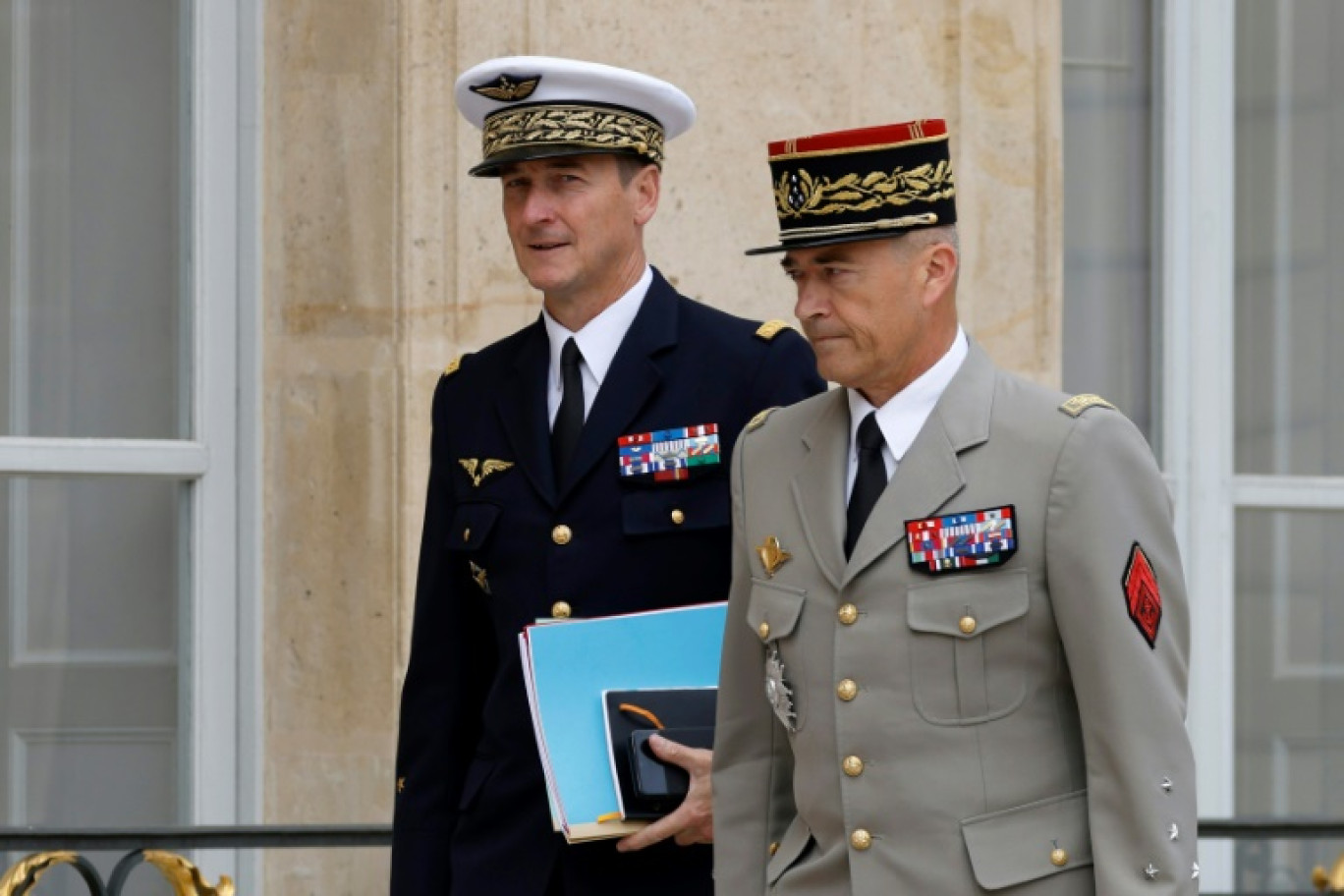 Le chef d'état-major des armées du président de la République (CEMP) Fabien Mandon (g) et le chef d'état-major des armées, le général Thierry Burkhard (d), à la sortie du Conseil des ministres à l'Élysée, le 3 juillet 2024 à Paris © Ludovic MARIN