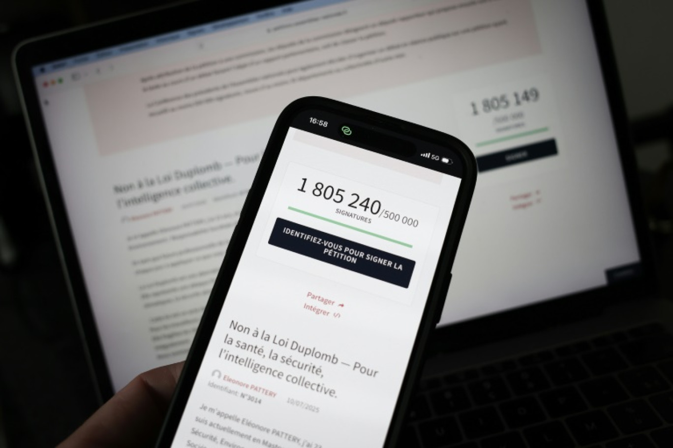 Le site de l'Assemblée nationale sur un écran de smartphone et d'ordinateur indiquant le nombre de citoyens ayant signé la pétition contre la loi Duplomb, le 23 juillet 2025 à Paris © Thibaud MORITZ