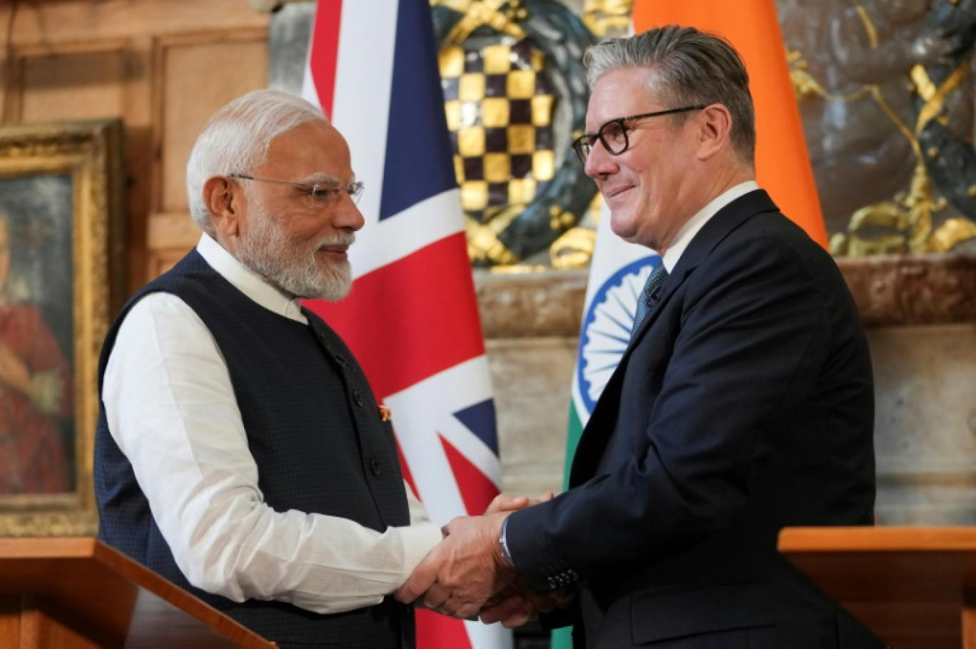 Le Premier ministre indien Narendra Mo et son homologue britannique Keir Starmer à l'issue d'une conférence de presse conjointe à Chequers, au nord-ouest de Londres, le 24 juillet 2025 © Kin Cheung