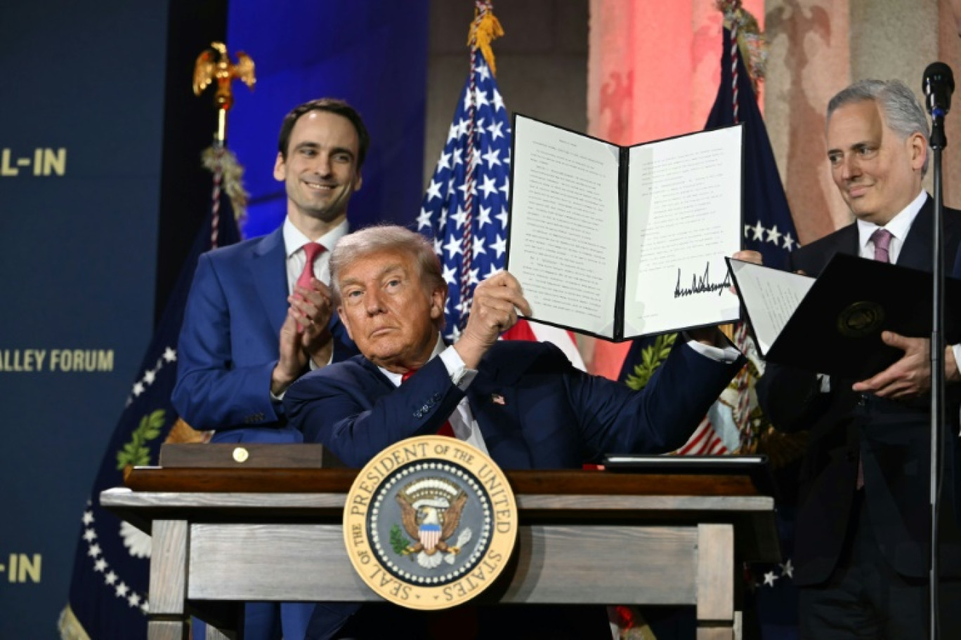 Le président américain Donald Trump présente un décret sur l'IA lors d'un événement consacré à cette technologie à Washington, le 23 juillet 2025 © ANDREW CABALLERO-REYNOLDS