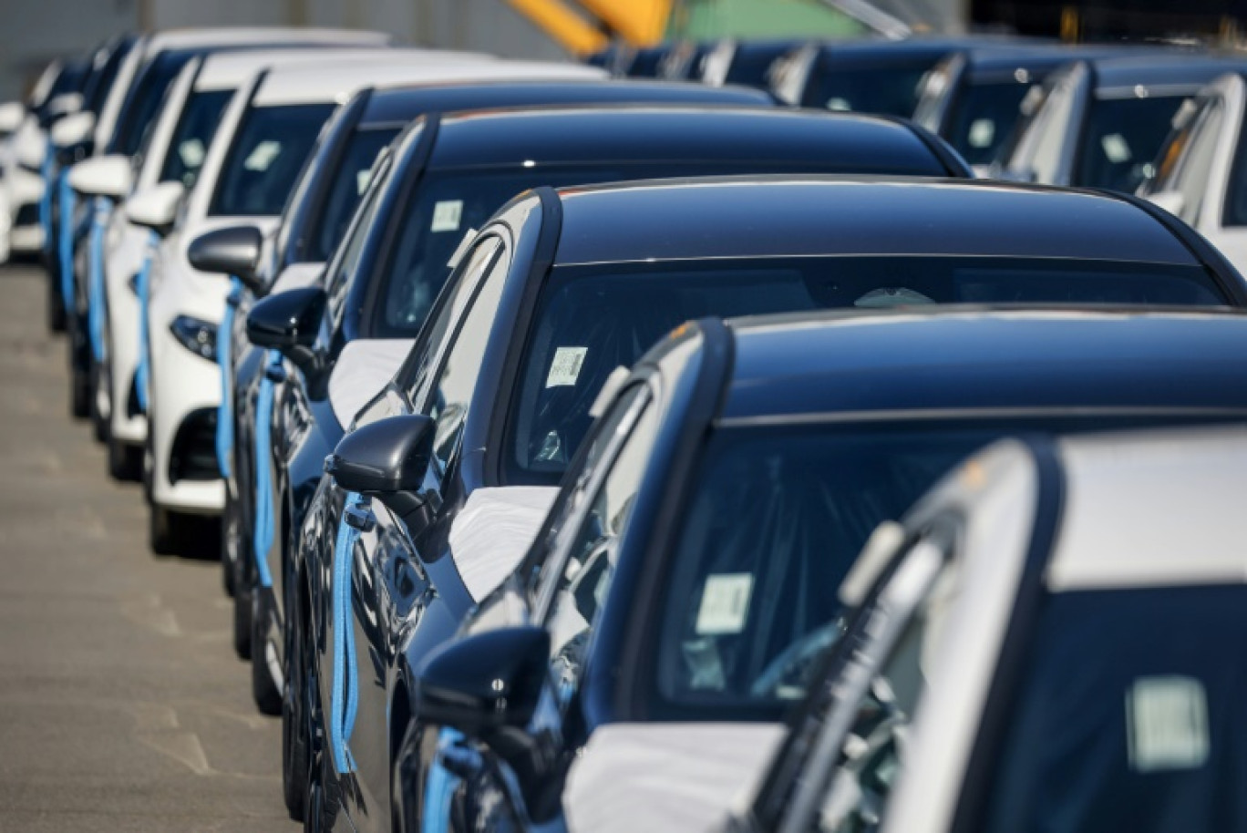 Des voitures neuves du constructeur allemand Mercedes au port de Bremerhaven, le 12 juin 2025 en Allemagne du Nord © FOCKE STRANGMANN