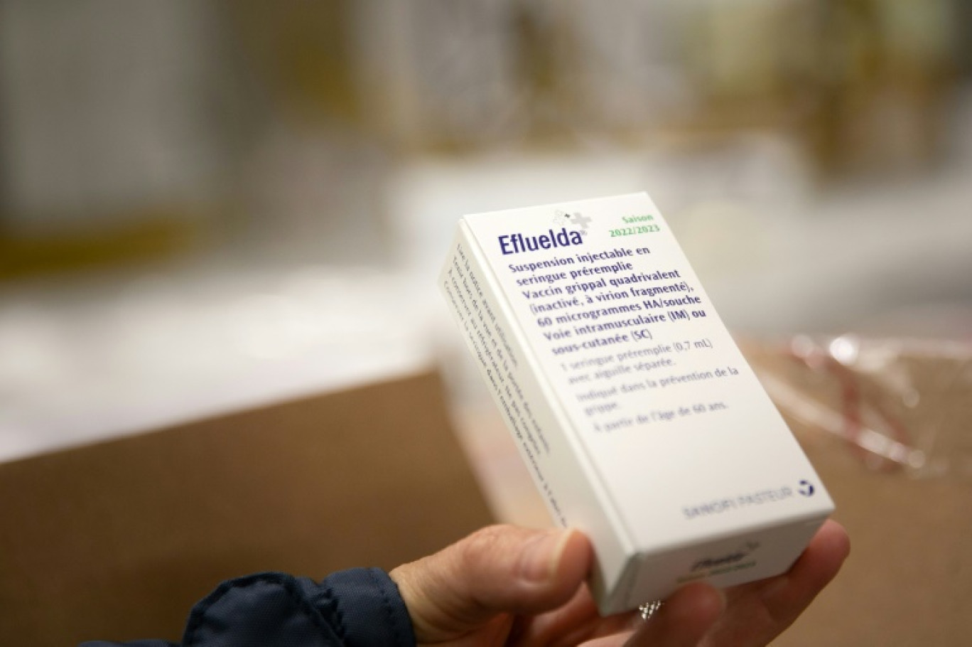 Le vaccin anti-grippe Efluelda, réservé aux personnes âgées, qui n'avait pas été commercialisé lors de la dernière saison en raison d'un désaccord entre l'Etat et le laboratoire pharmaceutique Sanofi sur le prix, fait son retour sur le marché français © Lou BENOIST