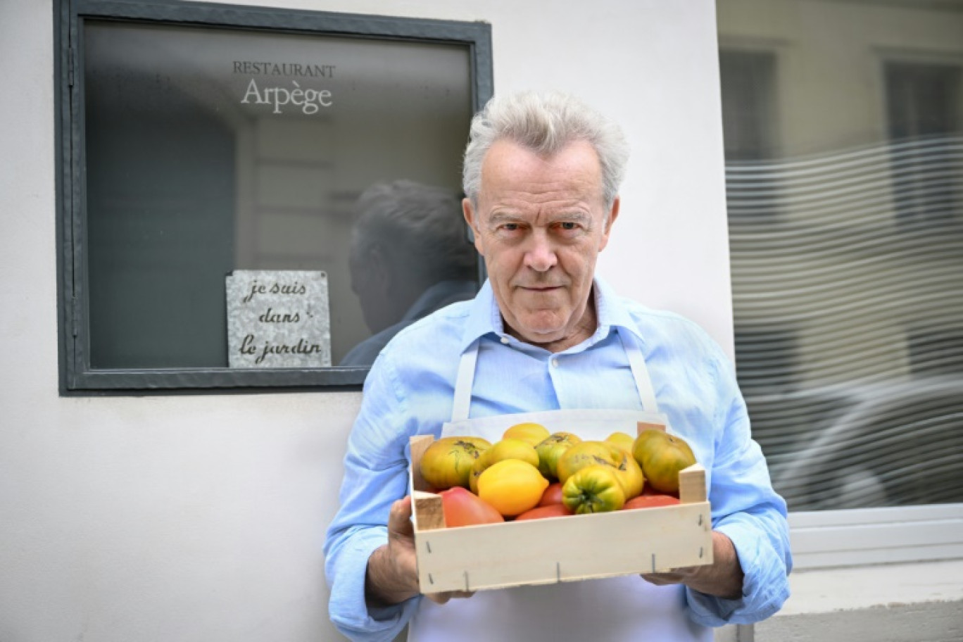 Le chef Alain Passard pose devant son restaurant l'Arpège à Paris où il sert désormais une cuisine exclusivement végétale, le 22 juillet 2025 © BERTRAND GUAY