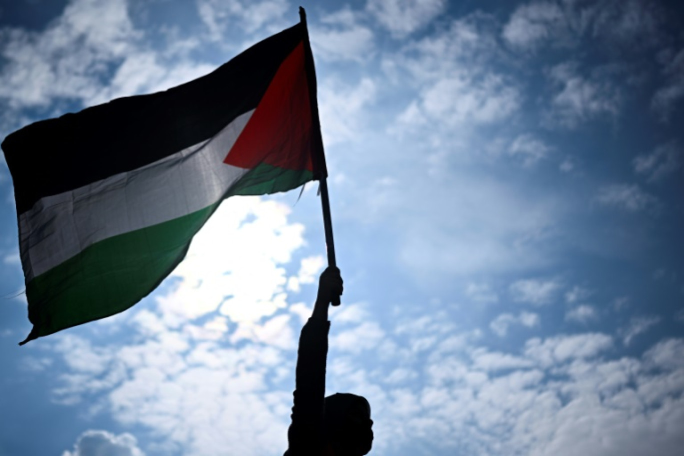 Un drapeau palestinien lors d'un rassemblement à l'appel de plusieurs organisations françaises en soutien au peuple palestinien, place de la République à Paris, le 7 mai 2024 © JULIEN DE ROSA