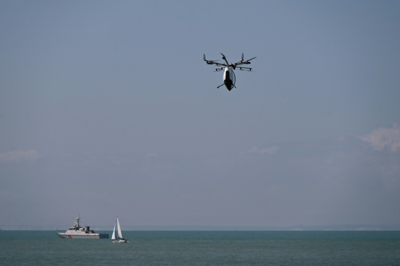 L'inventeur Franky Zapata à bord de son petit hélicoptère au-dessus de la Manche, le 25 juillet 2025 © Bernard BARRON
