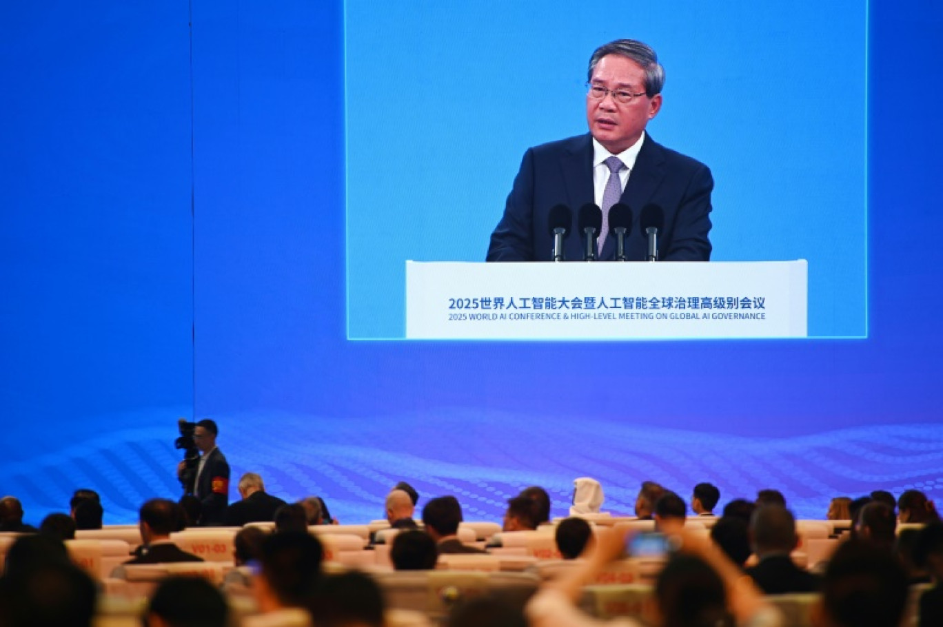 Le Premier ministre chinois Li Qiang apparaît sur un écran lors de son discours durant la cérémonie d'ouverture de la Conférence mondiale sur l'intelligence artificielle à Shanghai, le 26 juillet 2025 © Agatha Cantrill