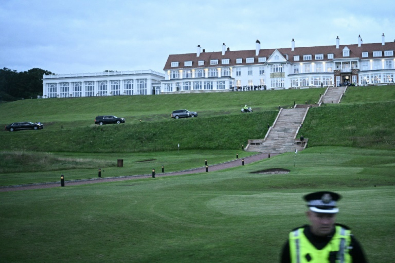 Donald Trump (2eG) et son fils Eric (C) sur le parcours de Golf de Turnberry en Ecosse, le 26 juillet 2025 © ANDY BUCHANAN