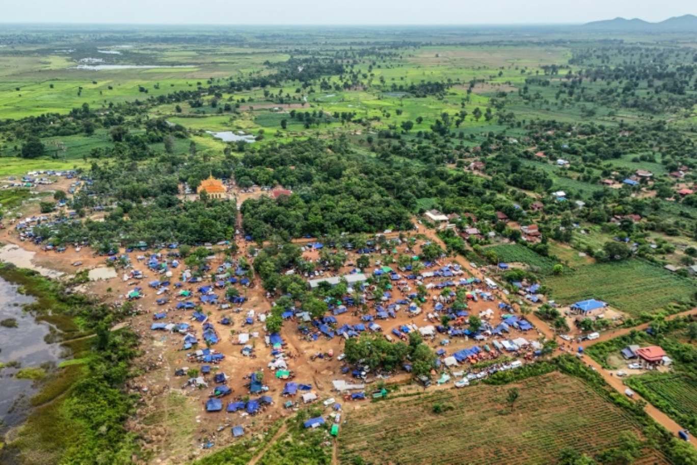 Des civils déplacés par le combat dans un camp de fortune près d'un temple dans la province d'Oddar Meanchey, au Cambodge, le 26 juillet 2025 © Suy Se