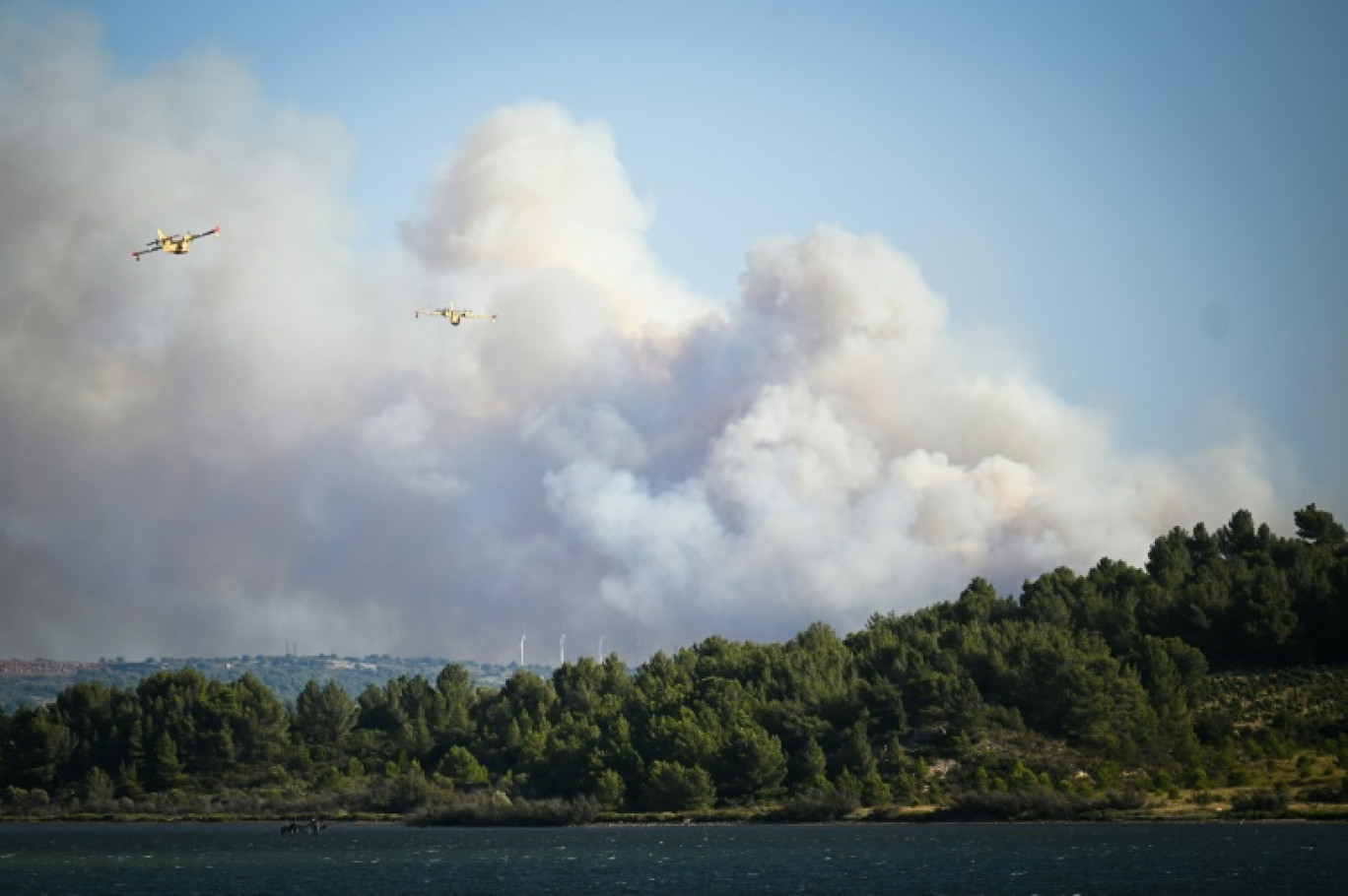 Des Canadair se dirigent vers un incendie près de Sigean, dans l'Aude, le 26 juillet 2025 © Matthieu RONDEL