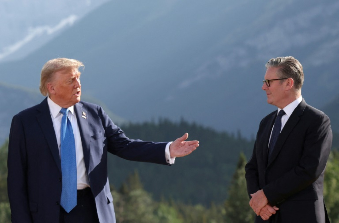 Le président américain Donald Trump (à gauche) et le Premier ministre britannique Keir Starmer le 16 juin 2025 à Kananaskis, au Canada © Suzanne Plunkett