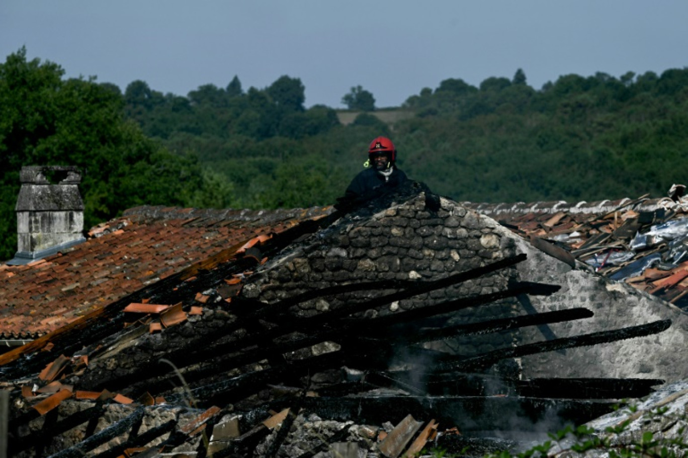 Un pompier après l'incendie du gite accueillant des personnes handicapées, à Montmoreau, le 28 juillet 2025 © Philippe LOPEZ