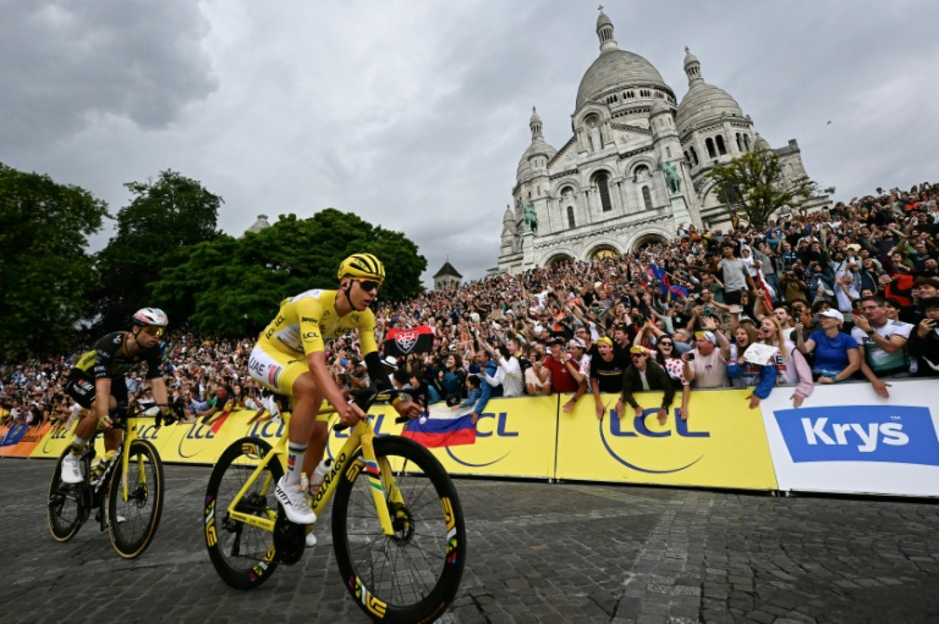 Tadej Pogacar, en maillot jaune, passe devant la basilique du Sacré-Cœur à Paris lors de la dernière étape du Tour de France le 27 juillet 2025 © Loic VENANCE