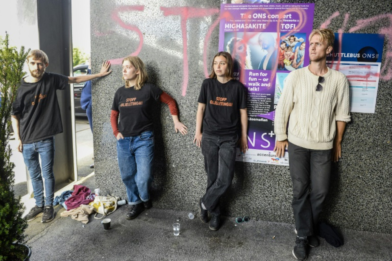 Vebjørn Bjelland Berg, militant du mouvement Exctinction Rebellion (à droite), qui va entamer une grève de la faim pour réclamer la fin de l'exploitation pétrolière en Norvège. Il est le cousin du ministre norvégien du Climat et l'Environnement, Andreas Bjelland Eriksen. Photo prise le 29 août 2022 à Stavanger (sud-ouest de la Norvège) © Carina Johansen