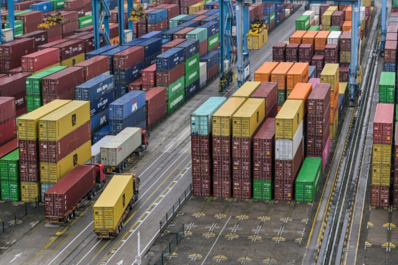 Des conteneurs au port de Ningbo, dans l'est de la Chine, le 28 mai 2025 © Hector RETAMAL