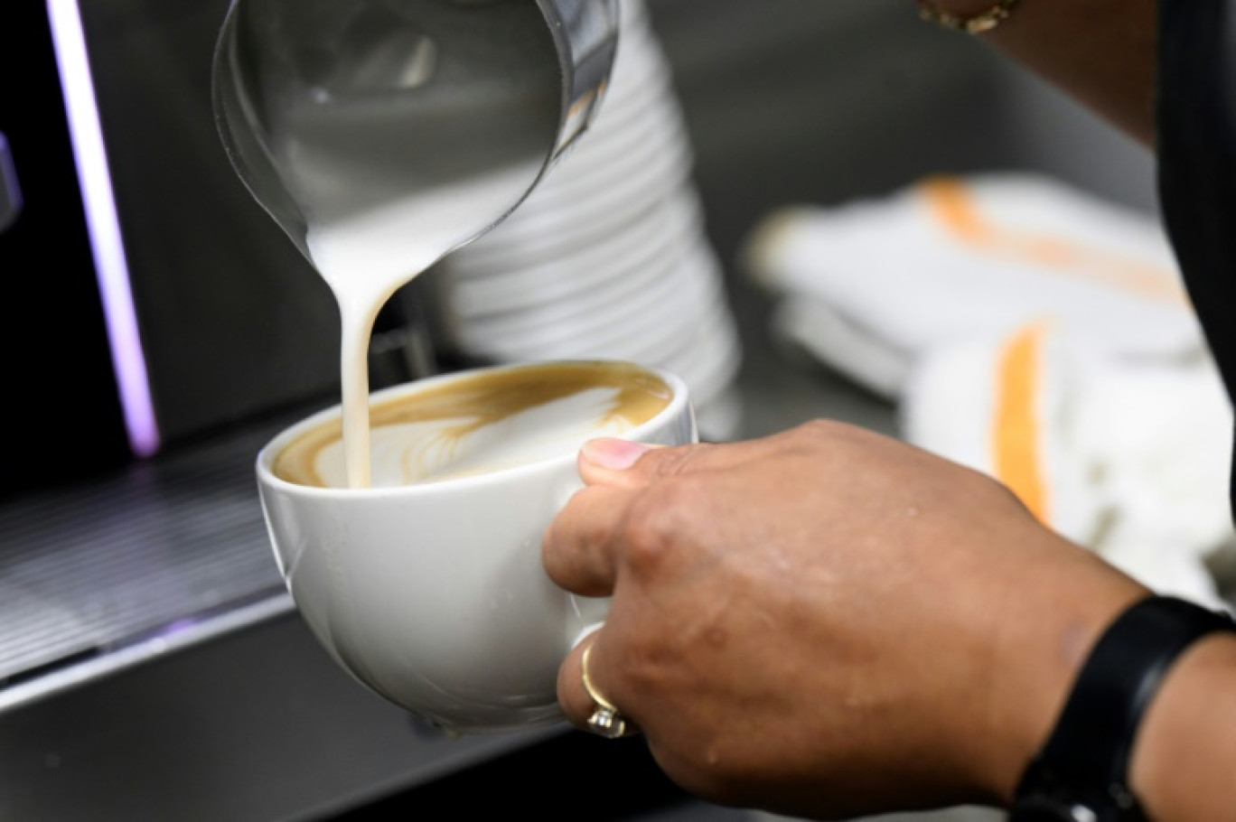 Une employée prépare un latte dans le restaurant The Hamilton à Washington, aux Etats-Unis, le 2 juillet 2025 © Drew ANGERER