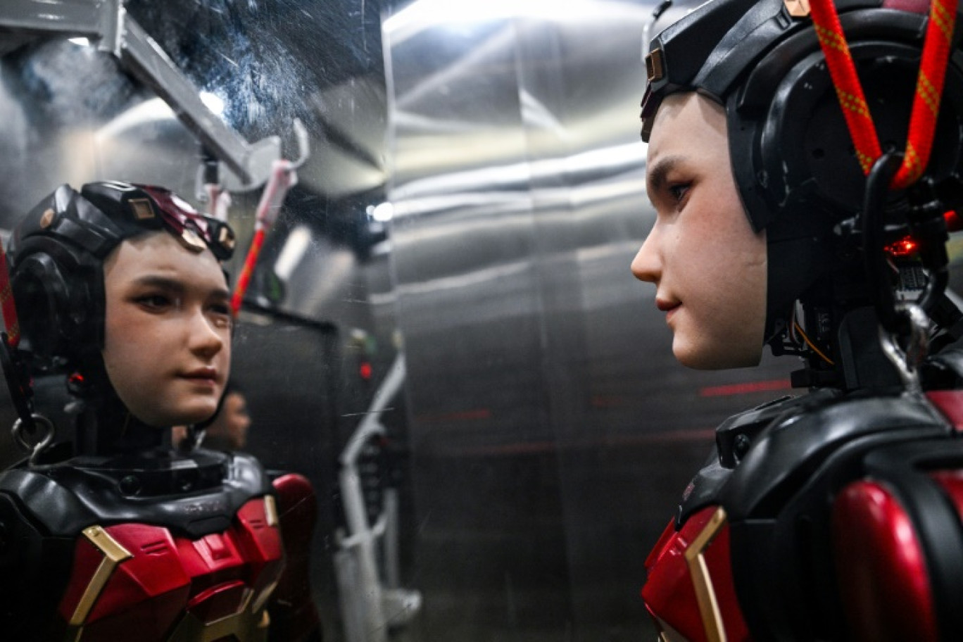 Un robot humanoïde de Digit est visible devant un miroir dans un ascenseur lors de la Conférence mondiale sur l'intelligence artificielle (WAIC) au Centre mondial des expositions et des congrès de Shanghai, le 29 juillet 2025 © Hector RETAMAL