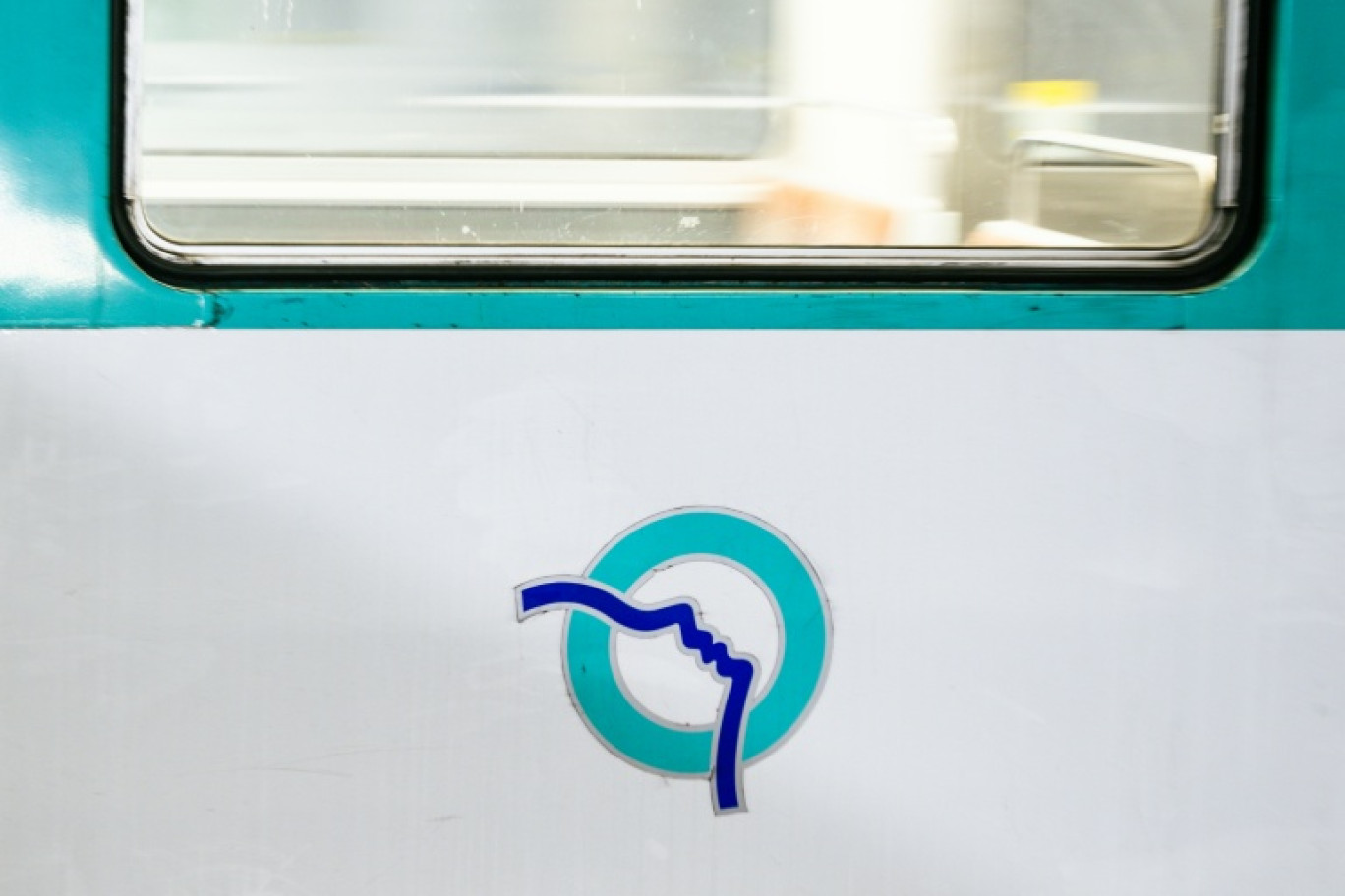 Le logo de la RATP dans le métro à Saint-Denis, le 24 janvier 2025 près de Paris © Julie SEBADELHA