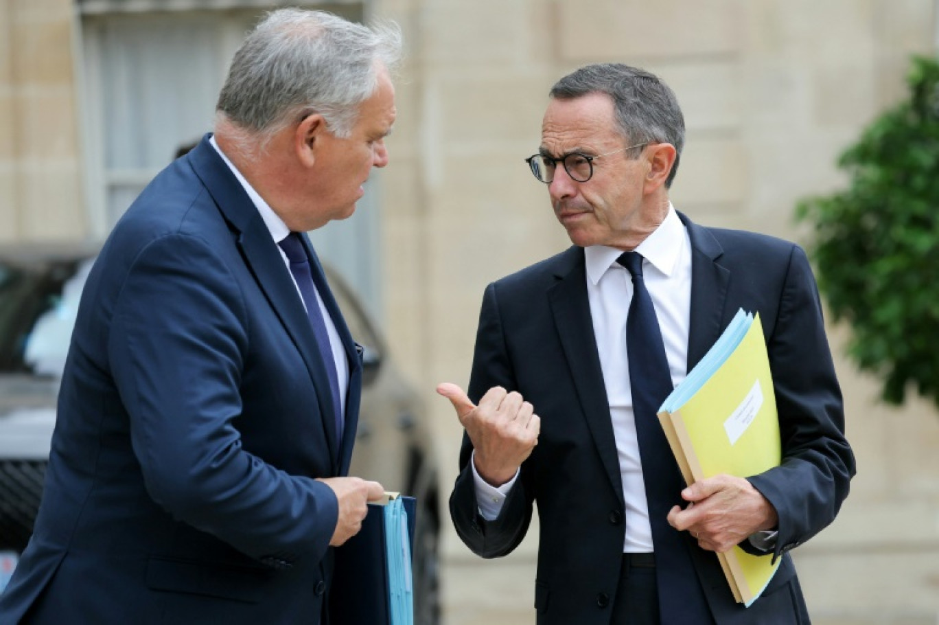 Le ministre de l'Intérieur Bruno Retailleau (D) discute à la sortie du conseil des ministres avec son ministre délégué François-Noël Buffet, le 30 juillet 2025 à Paris © Thomas SAMSON
