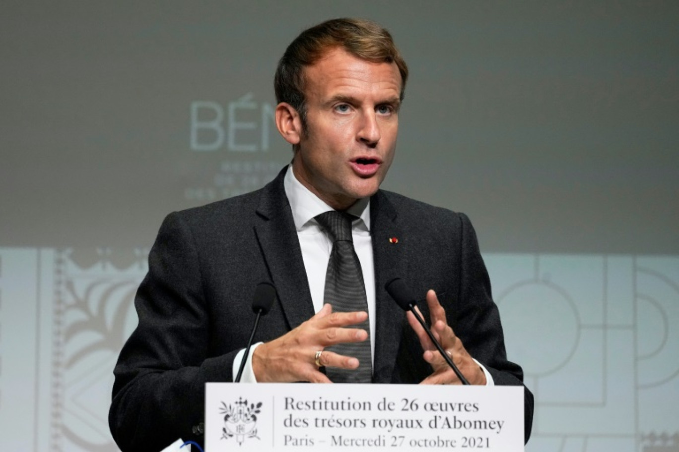 Emmanuel Macron au musée du Quai Branly, à Paris, le 27 octobre 2021 où sont exposés des trésors du Bénin avant leur restitution © Michel Euler