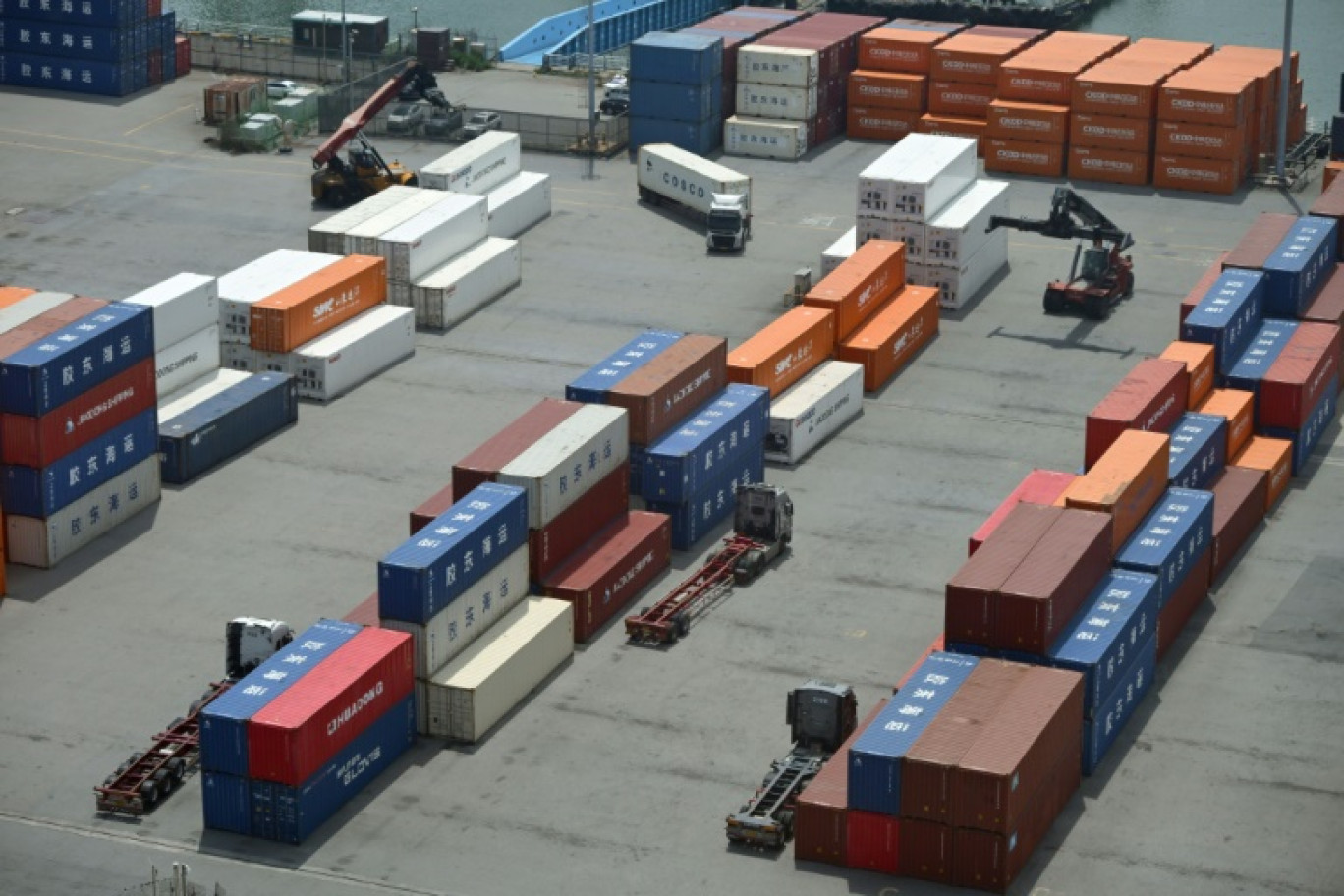 Un camion transporte un conteneur d'expédition dans le port de Pyeongtaek, en Corée du Sud, le 31 juillet 2025 © Shin Yong-ju