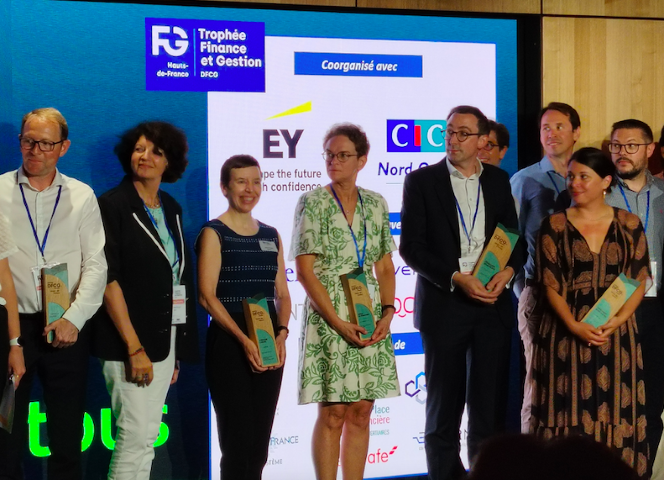 Thierry Sabre (à gauche), Laurence Jacques pour Stéphane Marché (troisième position), Sonia de Prigounoff, Morgan Gueneau, Laure Lagier et Benoit Platret (tout à droite) ont été primés lors de la 13ème édition des Trophées Finance et Gestion de la DFCG Hauts-de-France.
