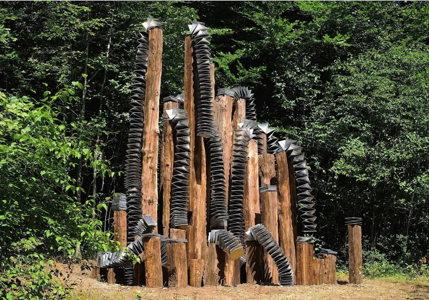 © Vent des Forêts. Oeuvre réalisée par Kokou Ferdinand Makouvia à découvrir sur le circuit de la Croix Camonin.