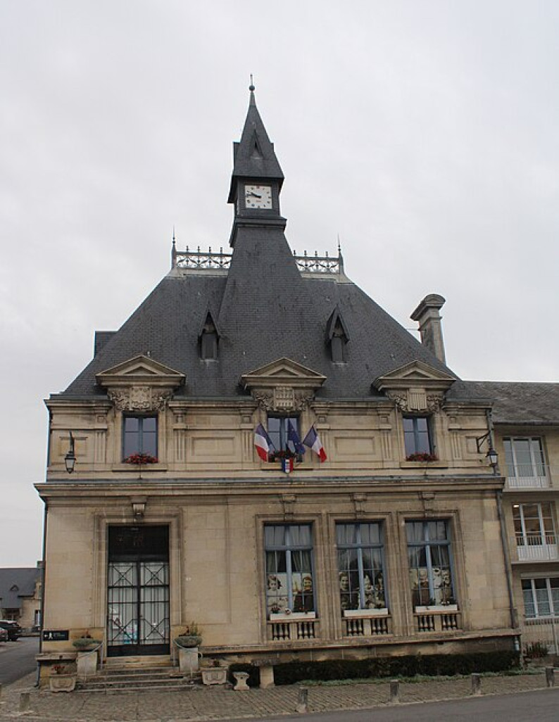 (c) Wikimedia Commons - la mairie de Coucy-le-Château.