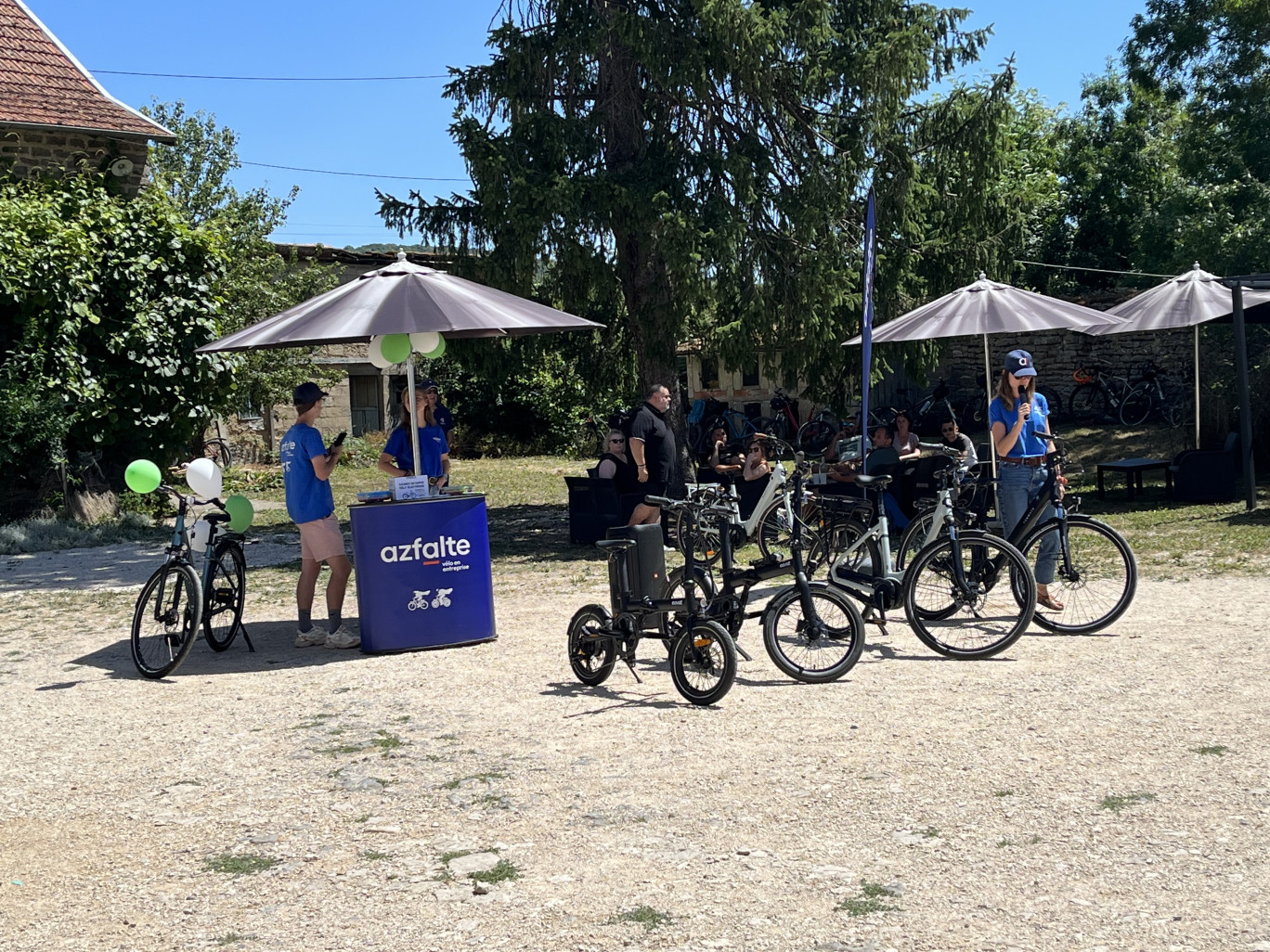 Pour lancer officiellement son plan vélo, le bailleur Orvitis a encouragé ses salariés à se déplacer en vélo à assistance électrique et leur a présenté une gamme disponible. © Orvitis