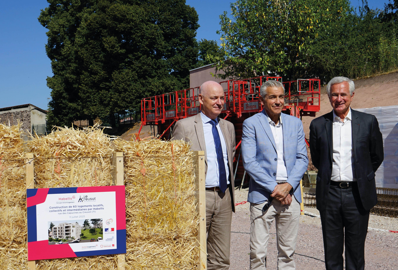Jean-François Buet, président d’Habellis, et les élus locaux ont posé la première botte de paille symbolique d’un nouveau projet immobilier au Creusot. © Habellis
