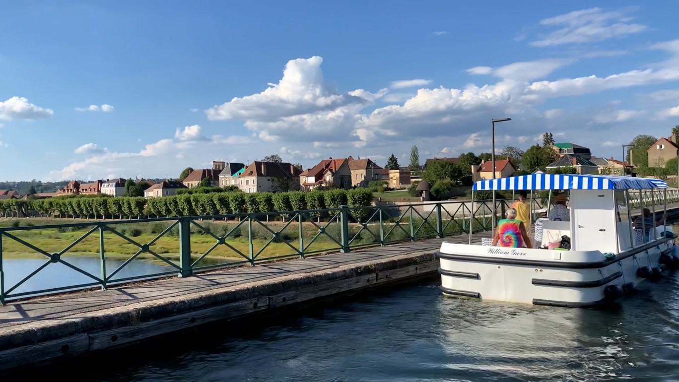 Bateaux électriques ou alimentés au biocarburant, la flotte des Canalous incarne une nouvelle génération de navigation fluviale, silencieuse et décarbonée. © Les Cannalous