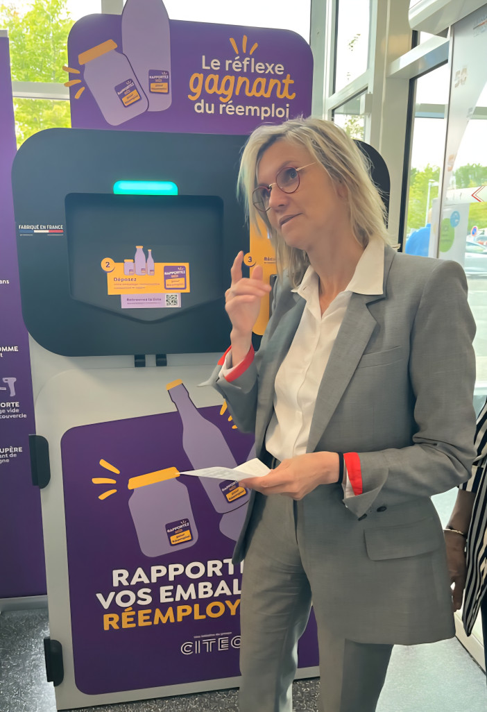 La Ministre de la Transition écologique, de la Biodiversité, de la Forêt, de la Mer et de la Pêche de France Agnès Pannier-Runacher a jouée le jeu du réemploi à Marquette-lez-Lille. 