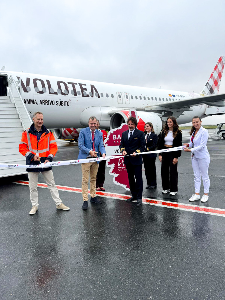 hilippe TRUBERT, Directeur du Syndicat Mixte de l'Aéroport de Beauvais-Tillé (SMABT), Edo FRIART, Directeur commercial de Bellova, et le Commandant de bord Volotea ont coupé ensemble le ruban du premier vol de la compagnie Volotea ce 6 juillet 2025, en présence de l’influenceuse Océane Souvenirs © Aéroport Paris-Beauvais.