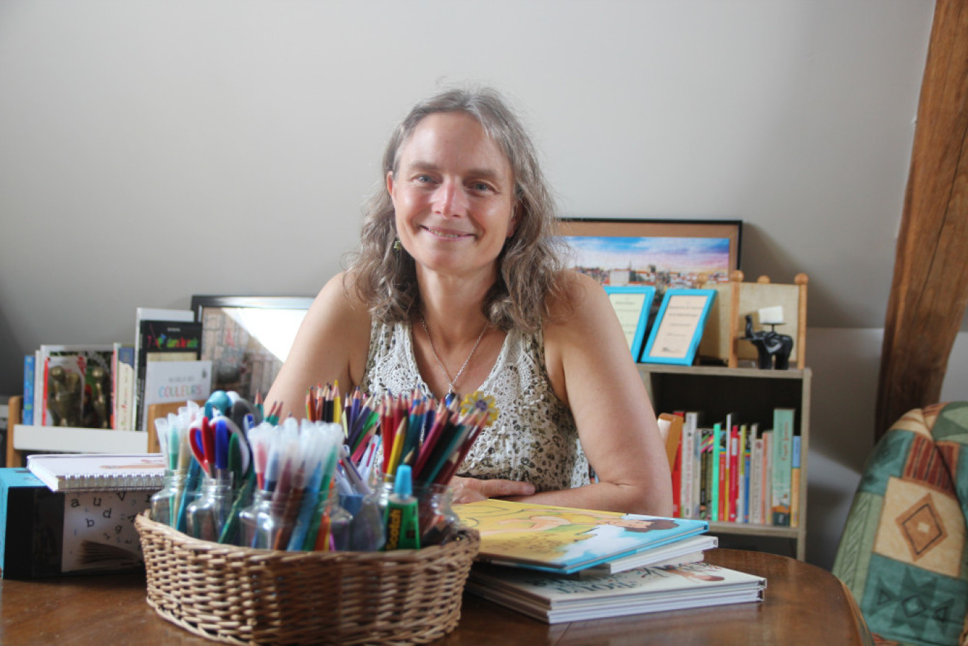 Des livres et des crayons : Florence Gonçalves s'appuie sur l'imaginaire du livre pour aider petits et grands à exprimer affects et émotions. © Aletheia Press / B.Delabre
