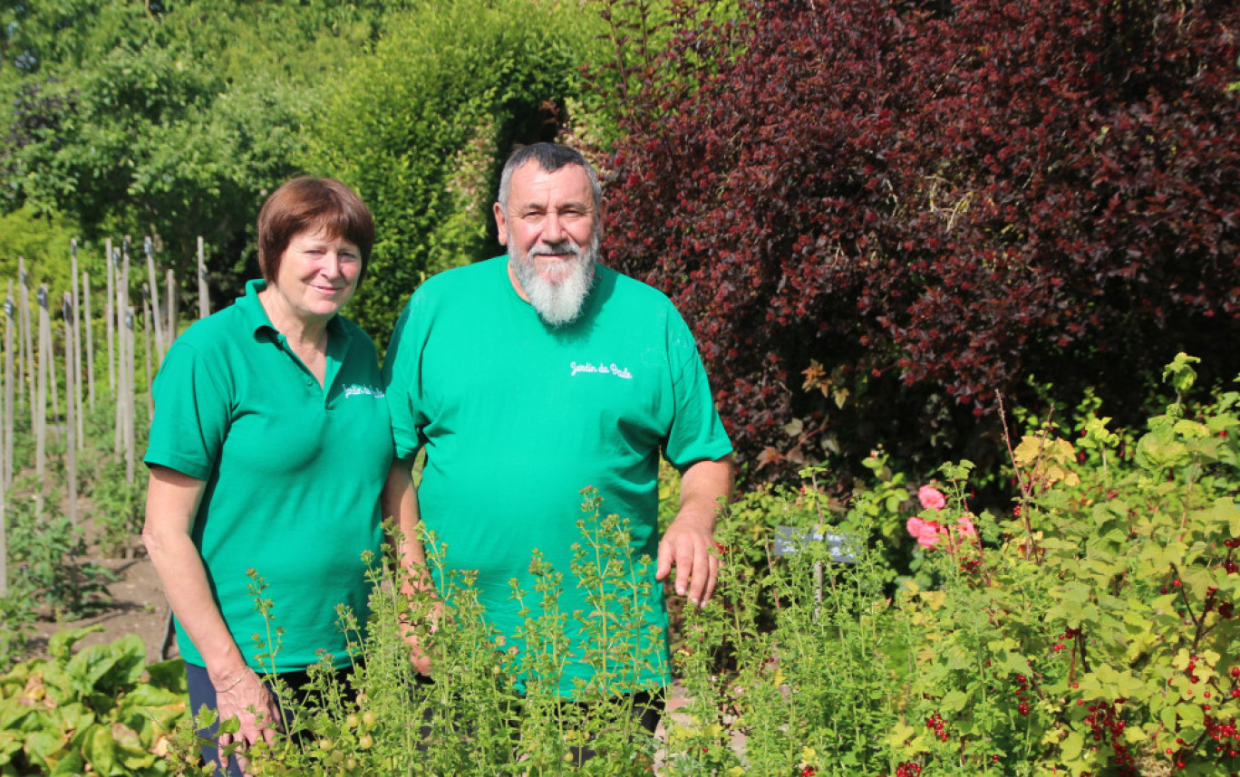 Catherine et Didier Bizet au cœur de leur jardin, devant le rosier Jardin du Brule. © Aletheia Press / B.Delabre