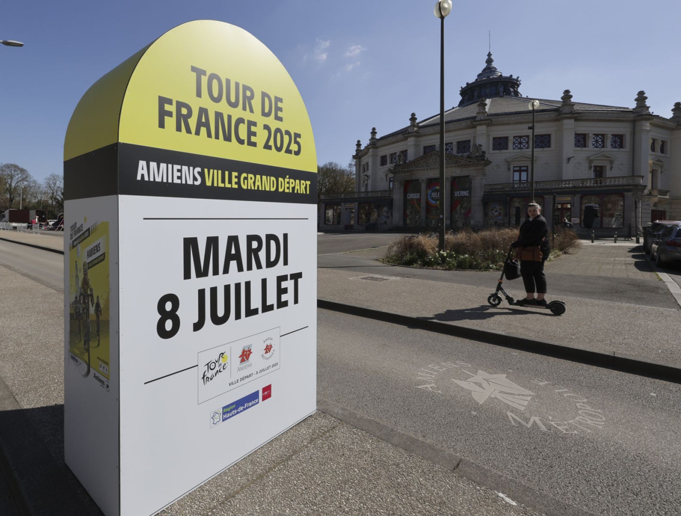 Sur la Mail Albert 1er, la borne Amiens ville-départ du Tour de France 2025 marque l'emplacement du village-départ sur la place du cirque Jules Verne. © Amiens Métropole - Laurent Rousselin