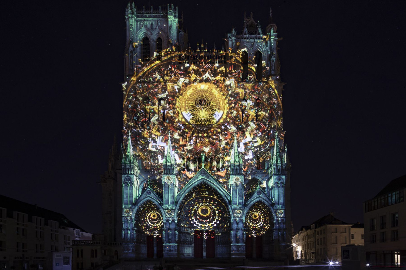 Le spectacle 2025 débute par un hommage à Notre-Dame de Paris. © Amiens Métropole - Laurent Rousselin