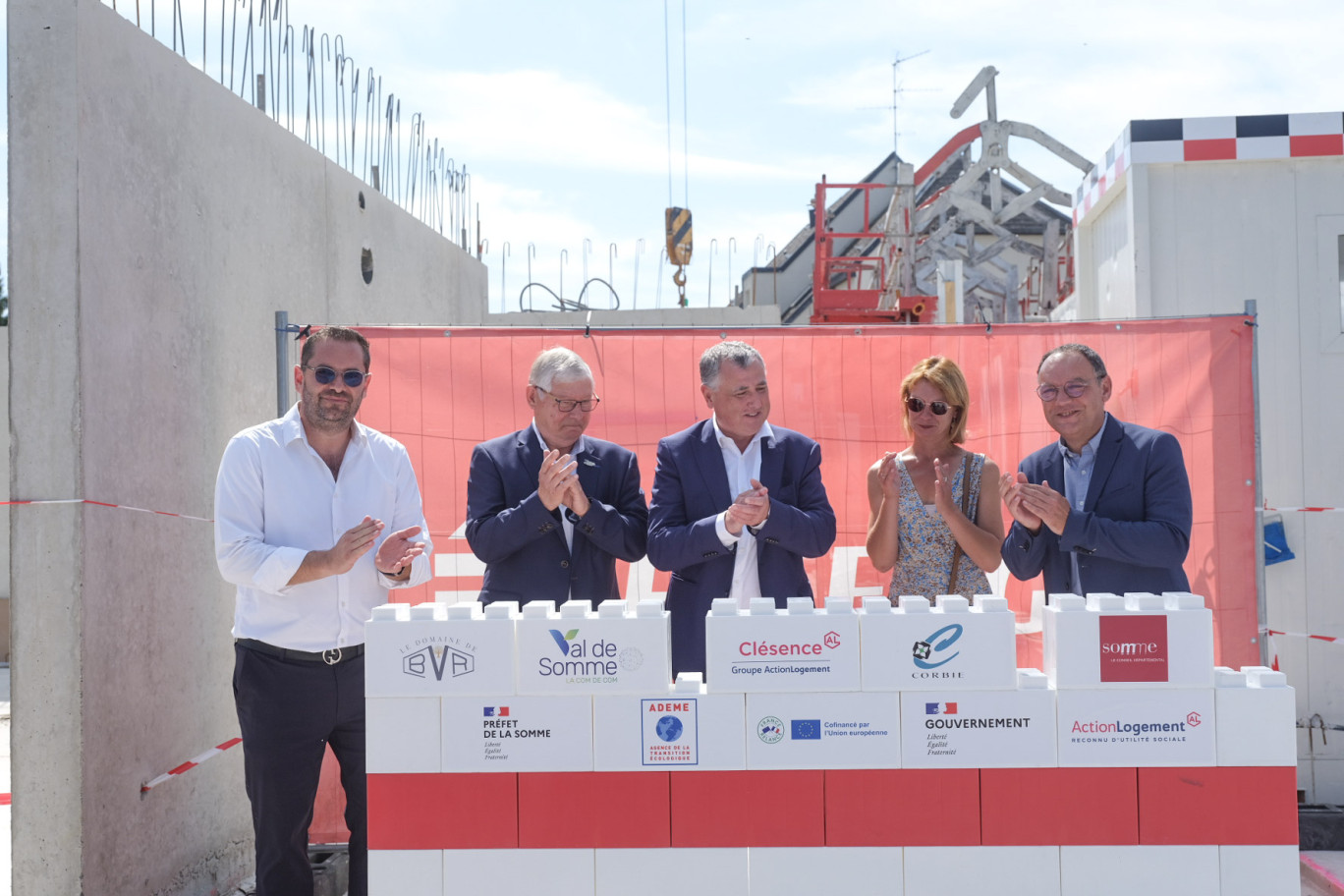 De gauche à droite : Michaël Levy, propriétaire du domaine de BVR, Alain Babaut, président de la communauté de communes du Val de Somme, Olivier Mons, directeur général adjoint de Clésence, Christelle Hiver, présidente du conseil départemental de la Somme, Ludovic Gabrel, maire de Corbie. © Clésence