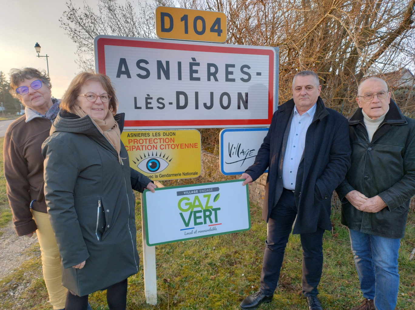 Plusieurs communes de Côte-d’Or ont reçu un panneau d’entrée et de sortie de village indiquant leur engagement dans la démarche du biogaz. Elles font partie de la route du gaz vert de GRDF. © GRDF