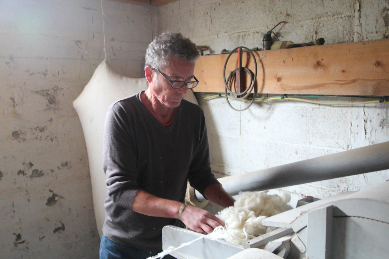 Le cardage de la laine est la seule opération mécanisée de l'Atelier du Matelassier. © Aletheia Press / B.Delabre