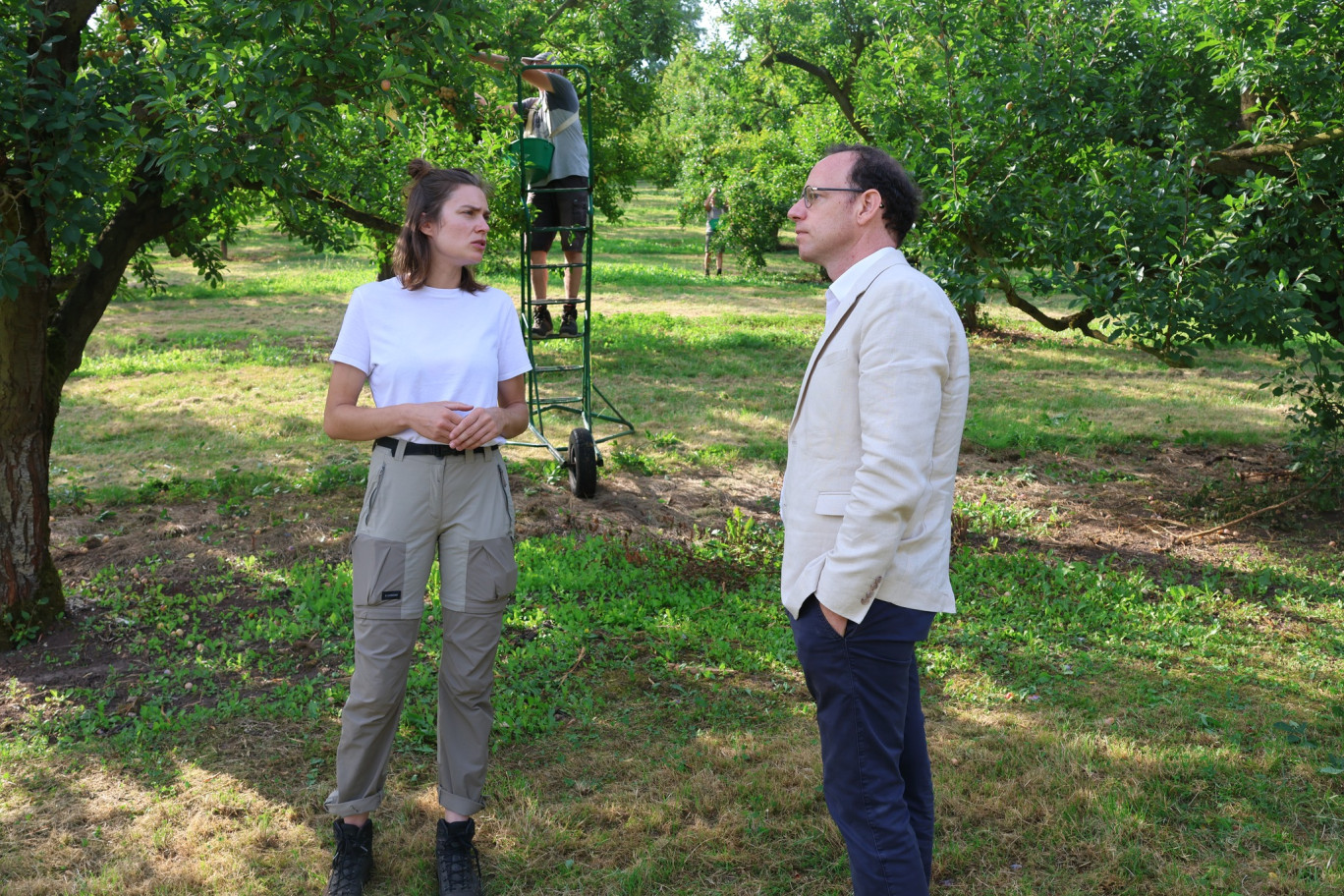© Préfecture Meurthe-et-Moselle. Adrien Gaubert, le sous-préfet de Lunéville et référent ruralité a visité le 13 août dernier les vergers de Marie et Léa André installées à Vigneulles.