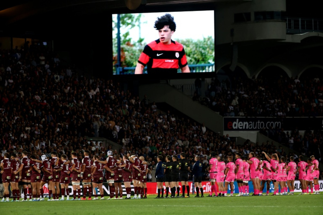Les joueurs observent une minute de silence en hommage à Medhi Narjissi (écran) disparu en mer lors d'un stage avec l'équipe de France junior de rugby au stade Chaban-Delmas à Bordeaux, le 7 septembre 2024 © ROMAIN PERROCHEAU