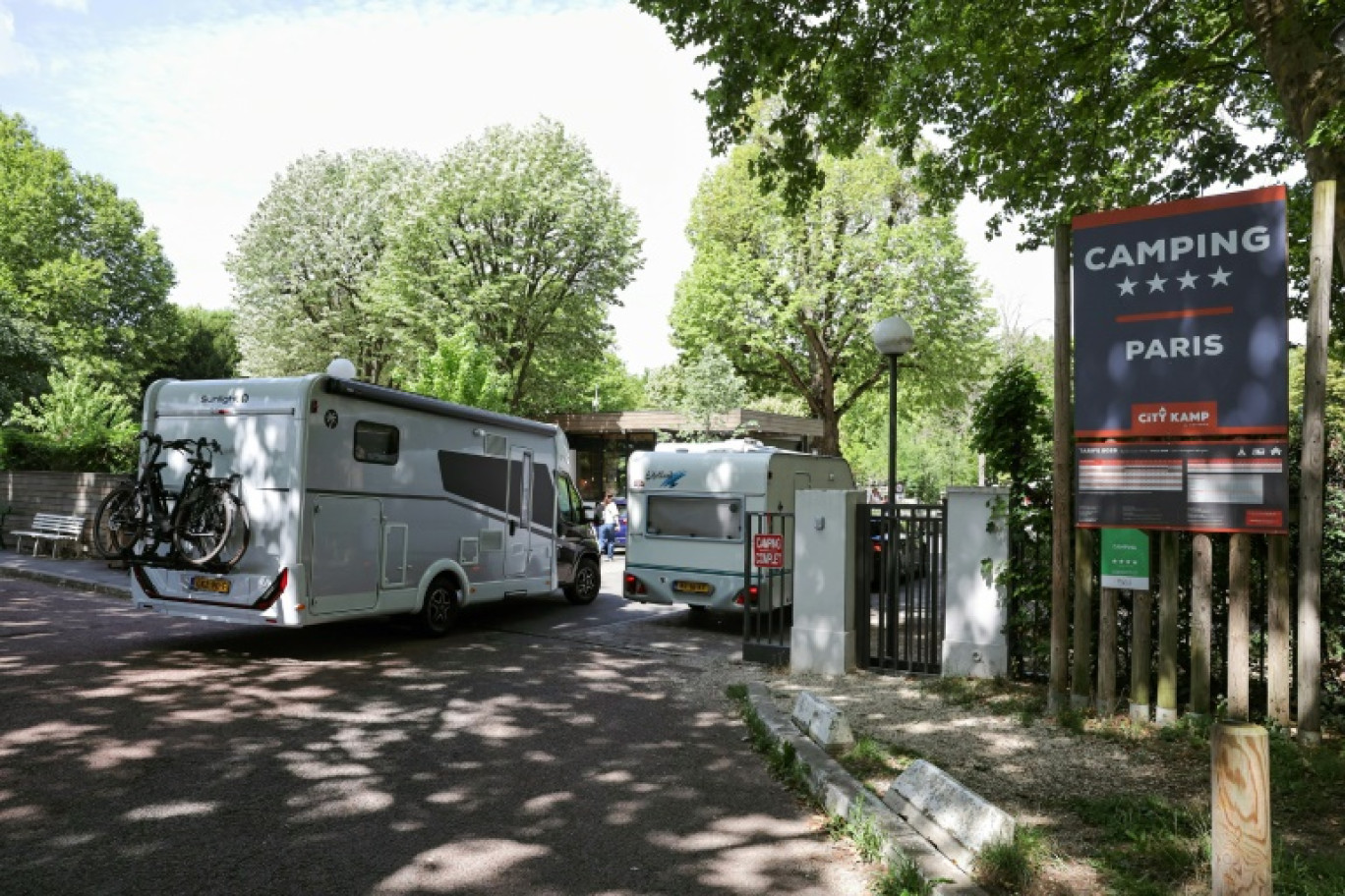 Des estivants arrivent en caravane ou camping-car au camping de Paris, dans le bois de Boulogne, le 31 juillet 2025 © Thomas SAMSON
