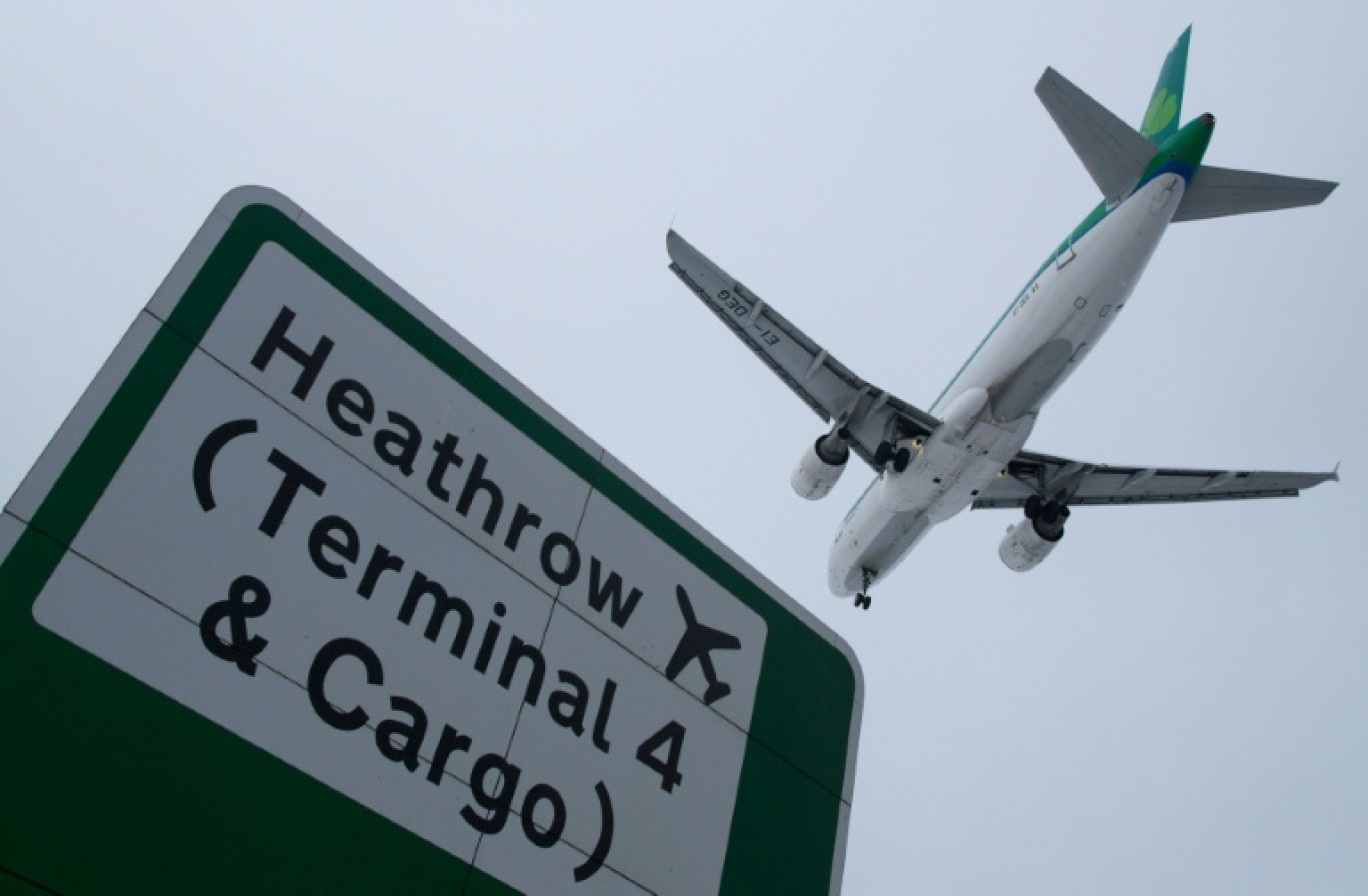 Un avion s'apprête à atterrir à l'aéroport londonien de Heathrow, le 21 janvier 2013 © ANDREW COWIE