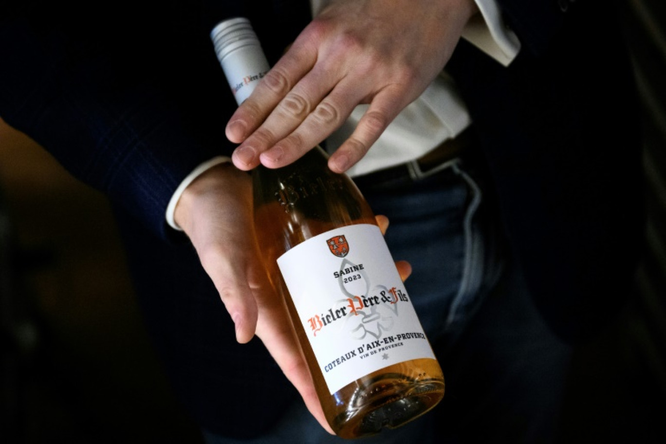 La Fédération des exportateurs de vins et spiritueux (FEVS) français a appelé vendredi la France et l'Union européenne à poursuivre les négociations avec les Etats-Unis sur les droits de douane © Drew ANGERER