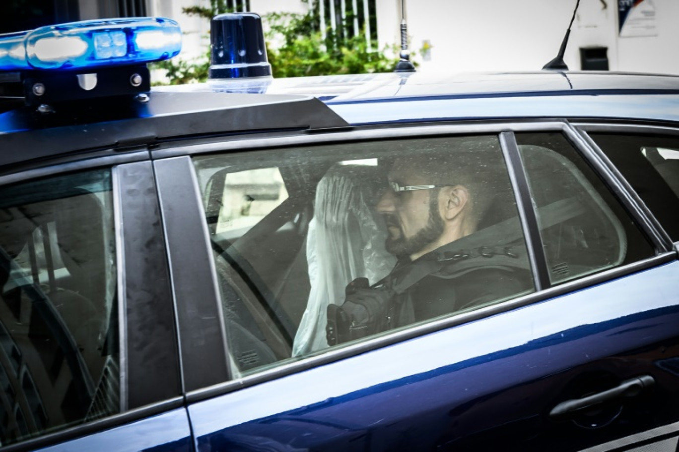 Michel Pialle, le mari de Karine Esquivillon, à l'arrière d'un véhicule de la gendarmerie, quitte le tribunal de La Roche-sur-Yon, le 16 juin 2023 en Vendée © LOIC VENANCE