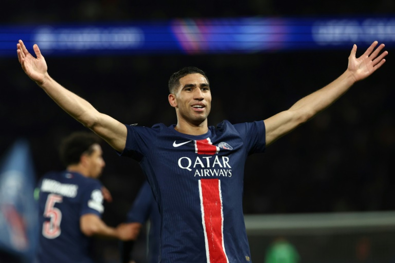 La joie d'Achraf Hakimi buteur pour le PSG lors de sa victoire 2-1 face à Arsenal en demi-finale retour de la Ligue des champions, le 7 mai 2025 au Parc des Princes © FRANCK FIFE