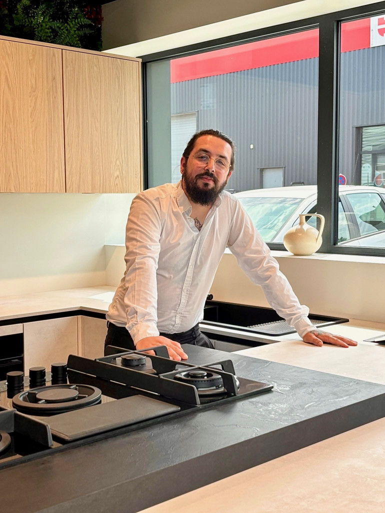 Florent Sénéchal, à la tête du nouveau point de vente Cuisine Pus à Saint-Maximin. © Cuisine Plus