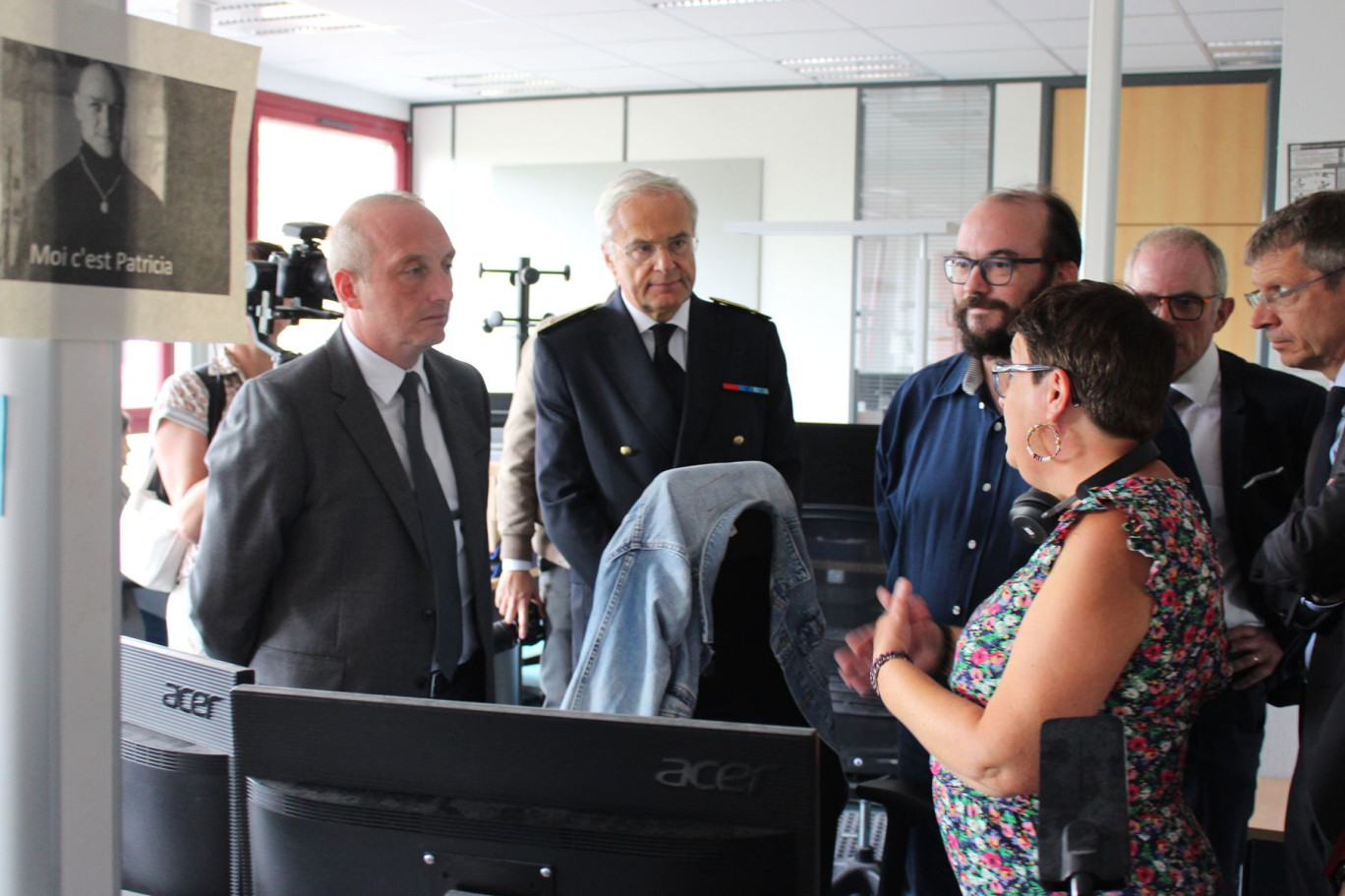 Le ministre Laurent Marcangeli (à g.), aux côtés du préfet de la Somme, Rollon Mouchel-Blaisot, a échangé avec les agents du centre des finances publiques d'Amiens.